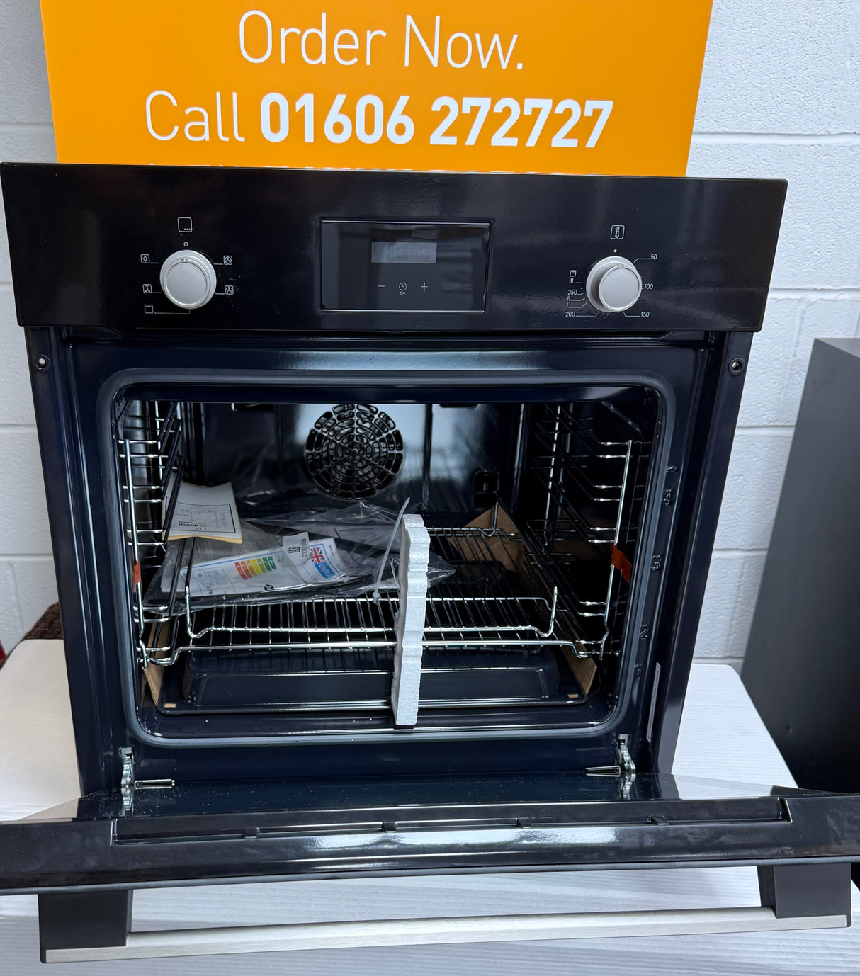 Bosch Series 2 HHF113BA0B (04) Built-In Electric Single Oven in Black with 13 Amp Plug - A Rated - (Ex Display) - HW182504