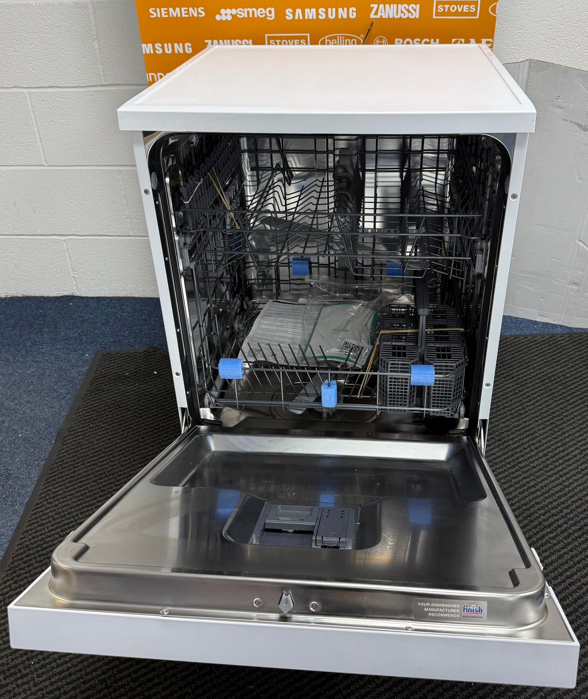 Hisense HS642D90WUK (00) 14 Place Settings Full-Size Freestanding Dishwasher in White - D Rated - (Graded) - HW182400