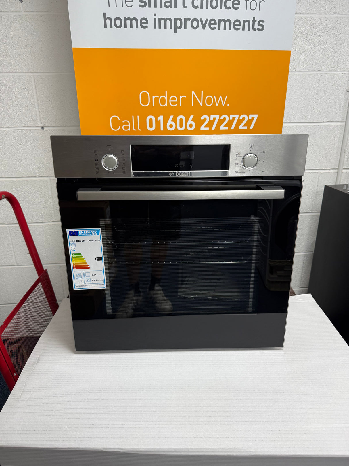 Bosch Series 4 HQA574BS3B (94) Electric Single Oven with Pyrolytic Self Cleaning in Stainless Steel - (Ex display) - HW182523