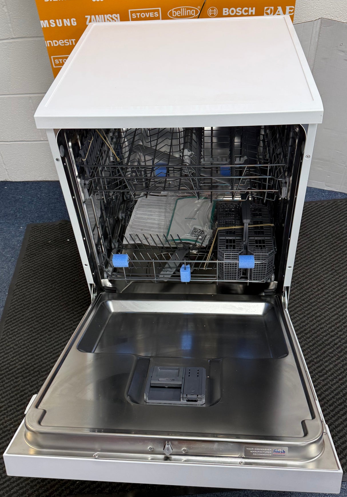 Hisense HS642D90WUK (00) 14 Place Settings Full-Size Freestanding Dishwasher in White - D Rated - (Graded) - HW182400