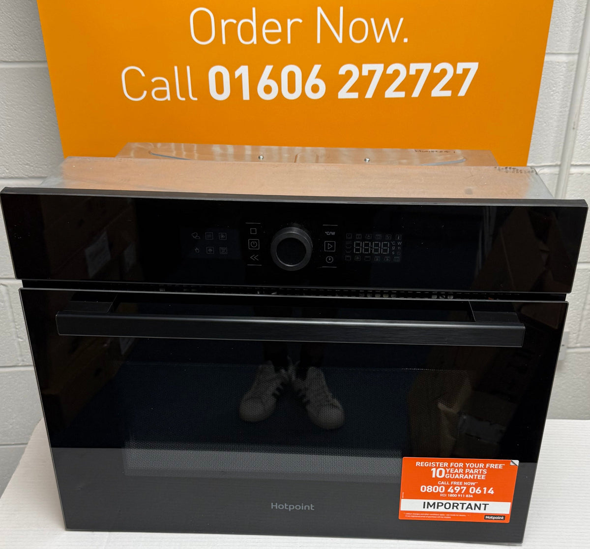 Hotpoint HMW47DHMBUK (37) 900w Built-in Microwave Oven with Grill in Black - (GRADED) - HW182737