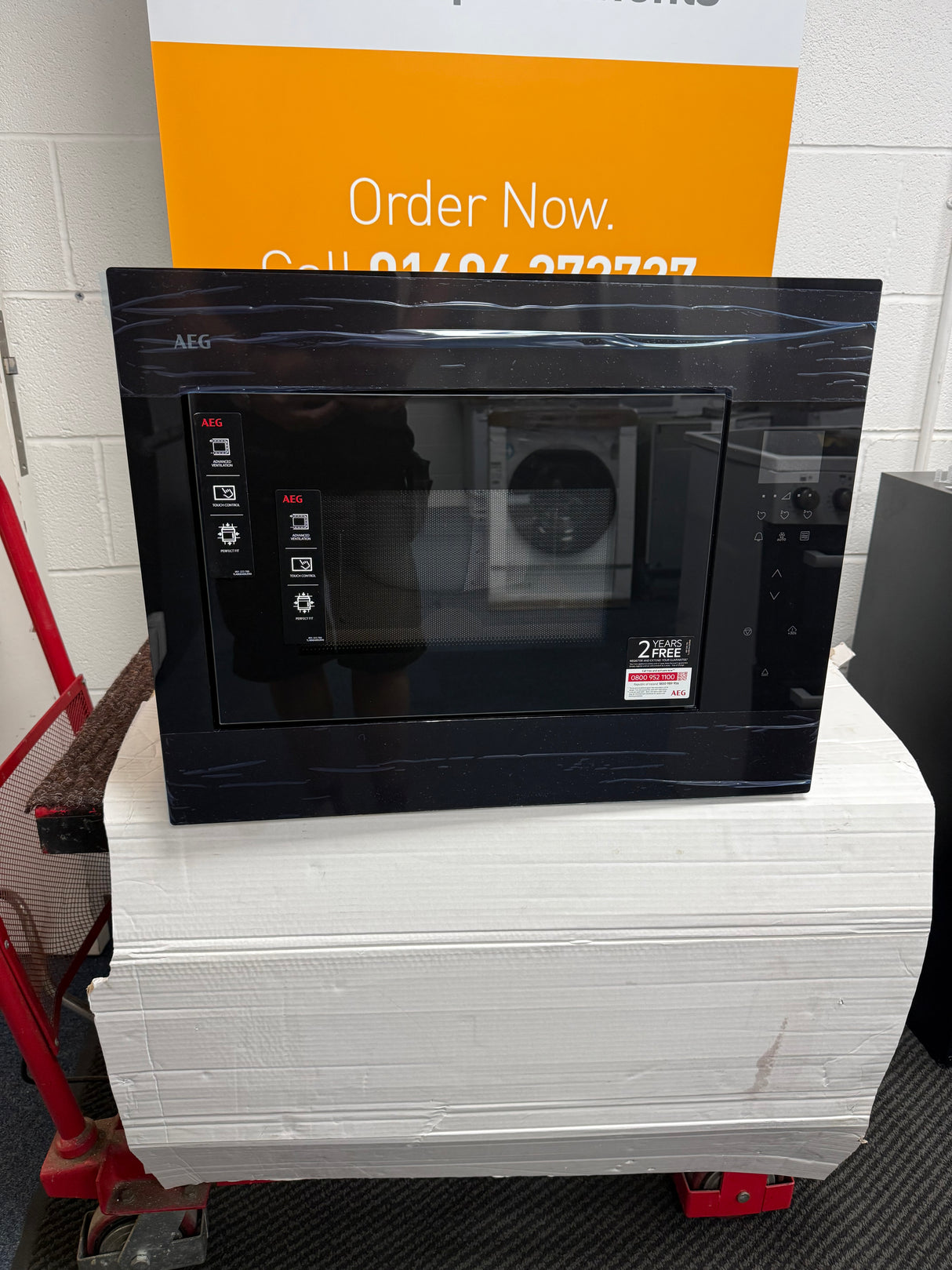 AEG 6000 OB6GM261UB (10) Built in 900 Watt 26 Litre Microwave Oven in Black ex display - HW182403