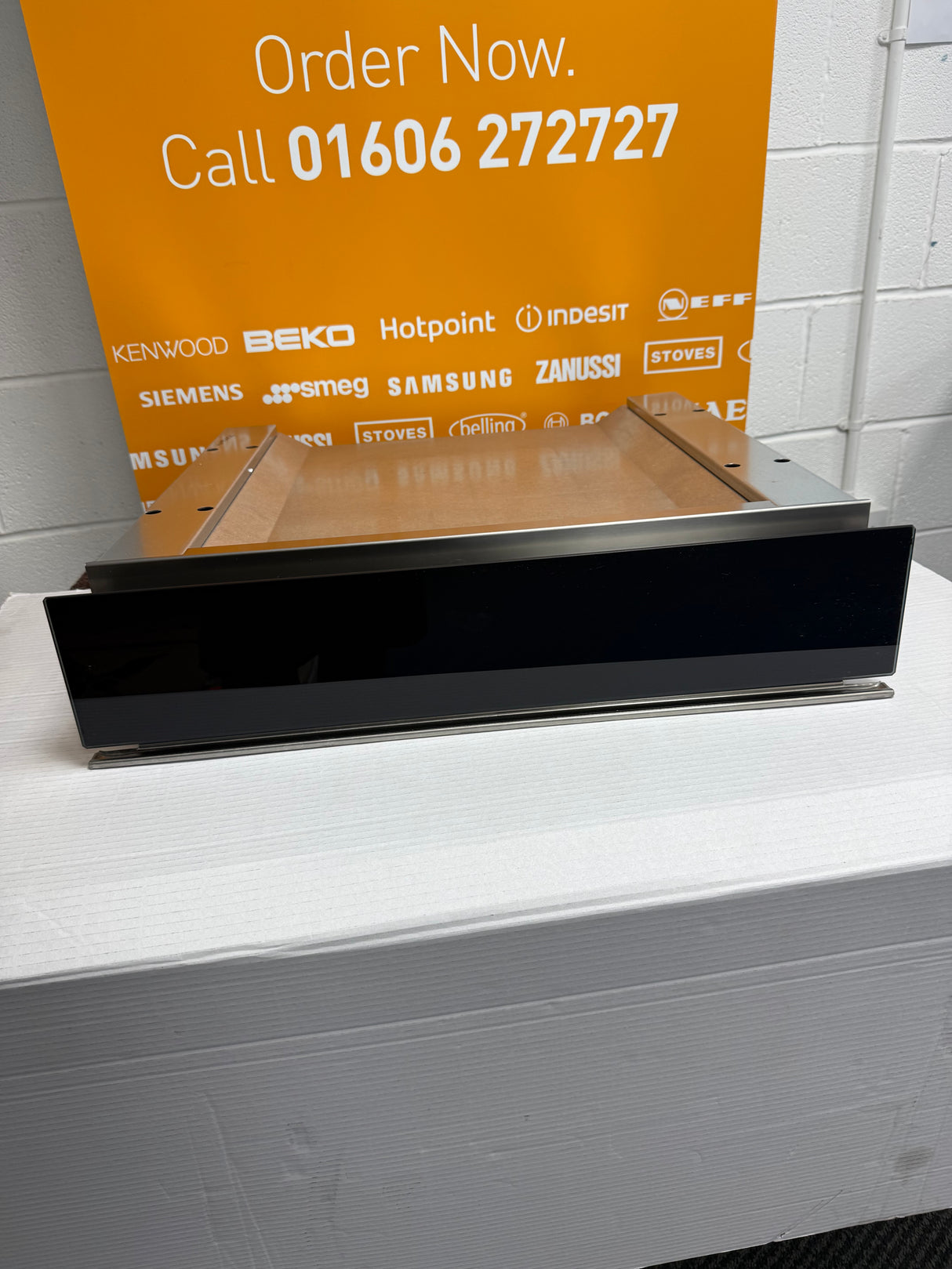 Hotpoint WD 914 NB (13) 14cm Warming Drawer with black Glass - 16 Litre Capacity - (EX Display ) - HW182436