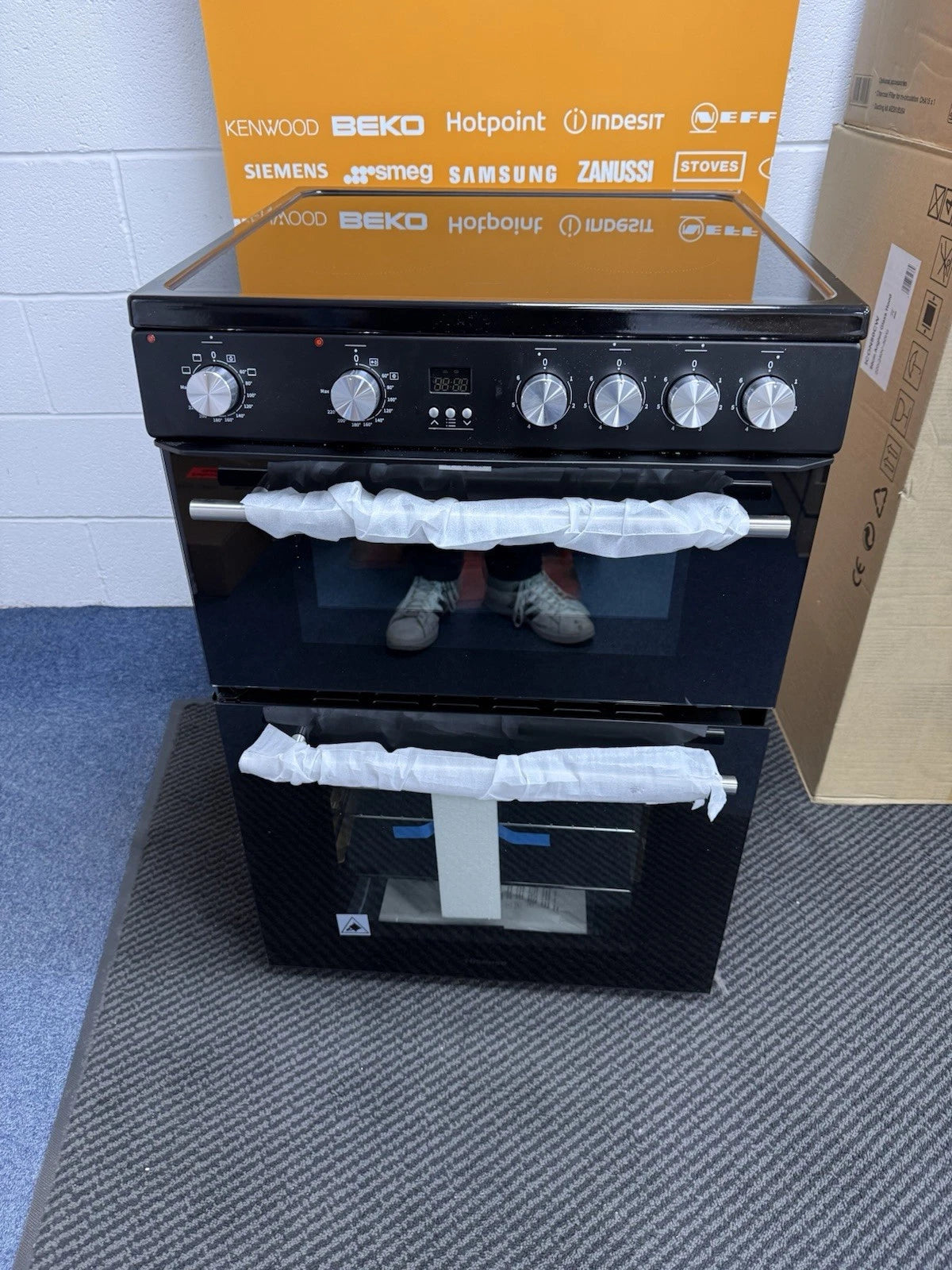 Hisense HDE3211BBUK (26) 60cm Electric Ceramic Cooker with Double Oven in Black - A+/A Rated - (Ex Display) - HW182126