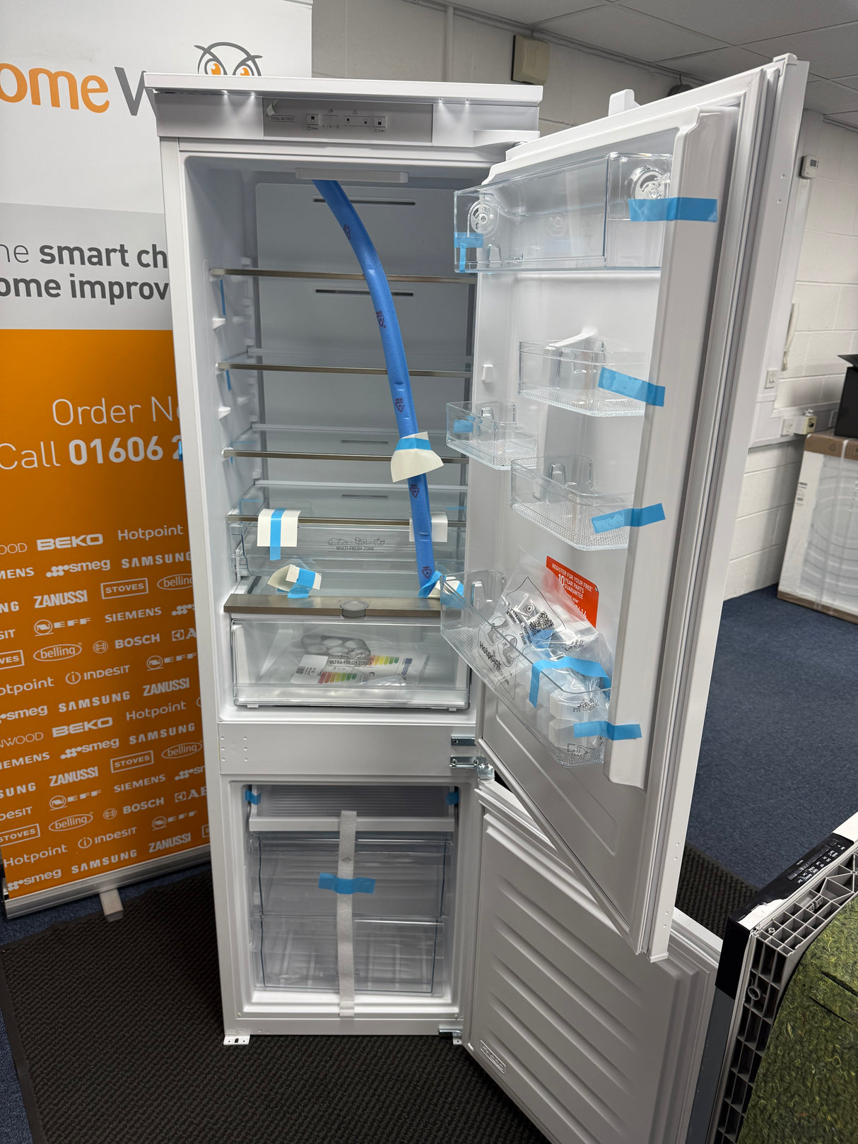 Hotpoint HTC18 T322 UK 70/30 (60) No Frost Integrated Fridge Freezer with Sliding Hinge - E Rated - HW182660
