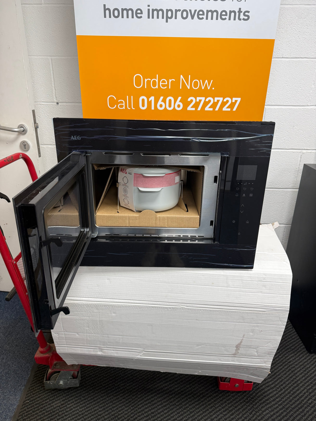 AEG 6000 OB6GM261UB (10) Built in 900 Watt 26 Litre Microwave Oven in Black ex display - HW182403