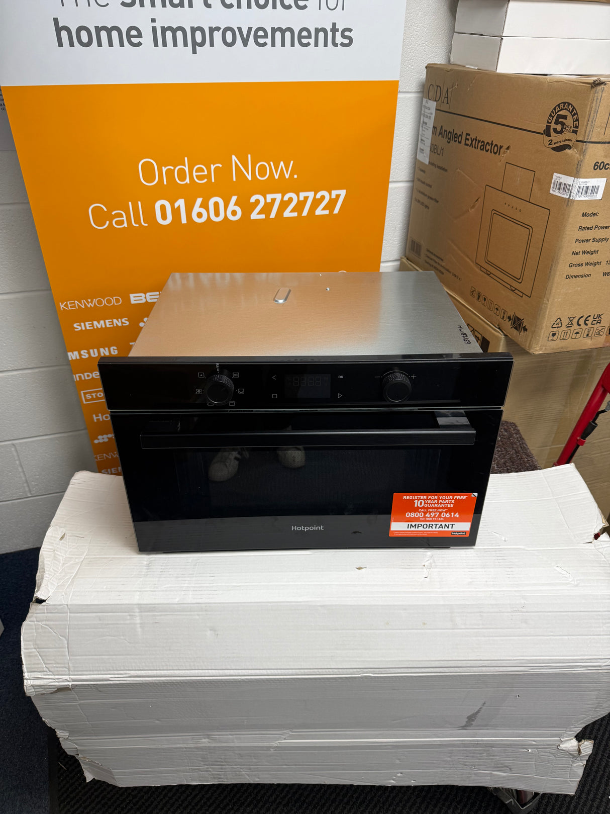 Hotpoint HPD 254CR BUK (17) 1000W 31 Litre Built-in Microwave and Grill in Black - (Ex Display) - HW182217