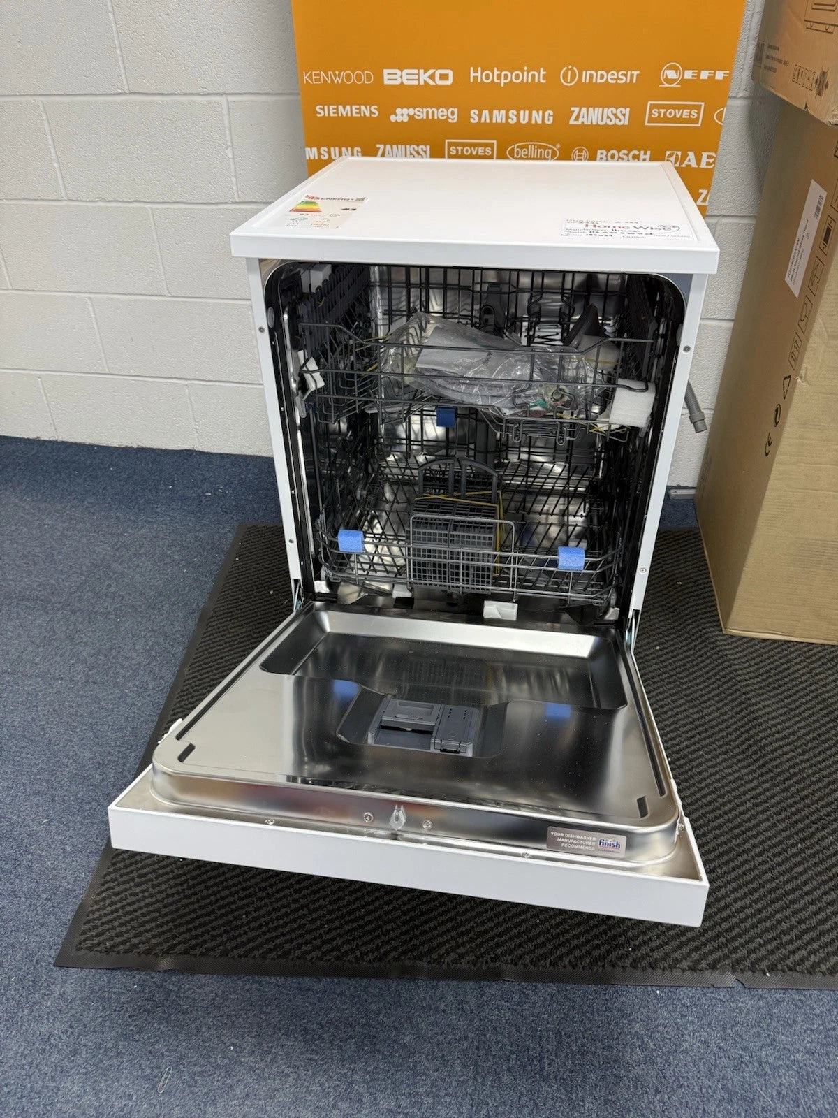 Hisense HS622E90WUK (39) 13 Place Settings Full Size Dishwasher in White - (Graded) - HW182039