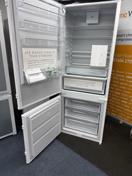 AEG 7000 NSC7G752ES 75cm x 190cm 70/30 Integrated Fridge Freezer with Sliding Door Hinge in White - E Rated - HW181903