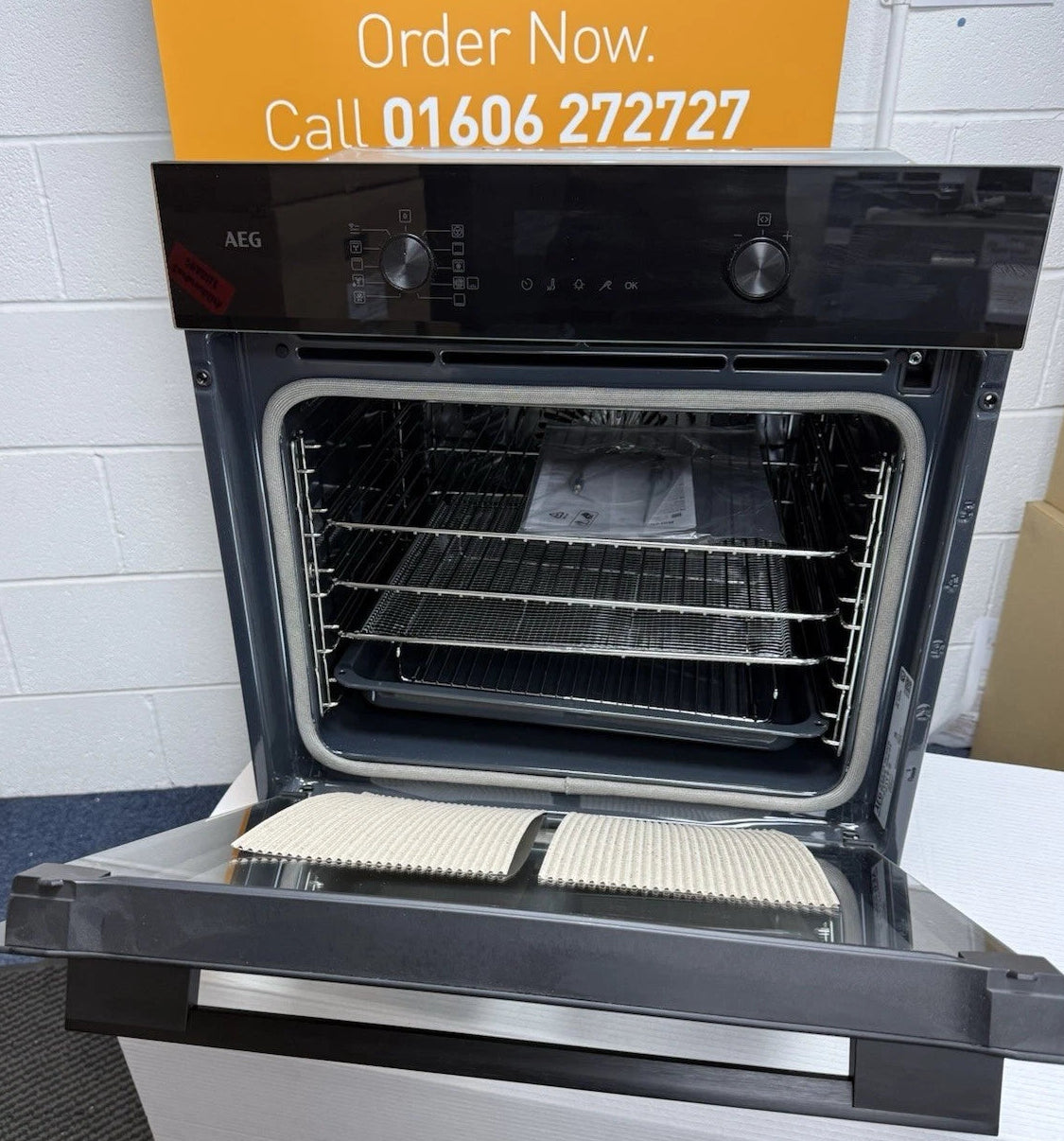 AEG NBS6P521AB (42) 6000 SenseCook® Built-in Electric Single Oven with Pyrolytic Self Cleaning in Black Glass - A+ Rated - (Ex Display) - HW182542